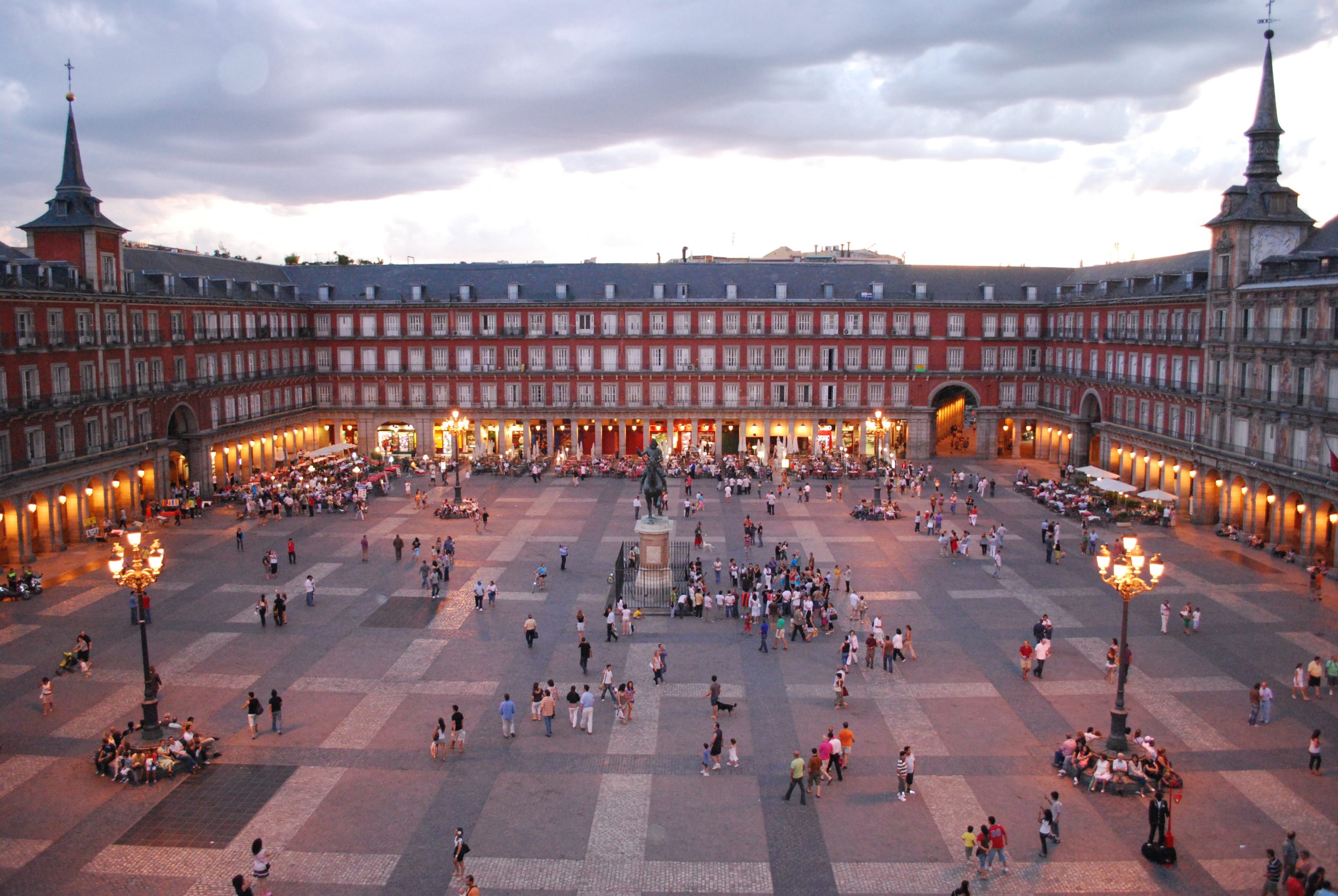 Vista de la Plaza Mayor de Madrid con arquitectura histórica y ambiente urbano