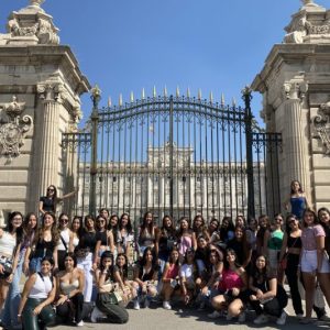 Grupo de quinceañeras frente al Palacio Real de Madrid durante un tour por Europa.